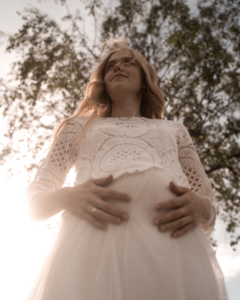 Беременная девушка на природе