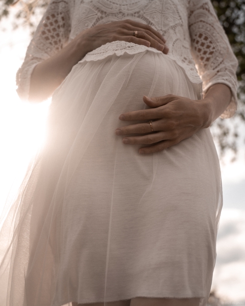 Беременная девушка на природе