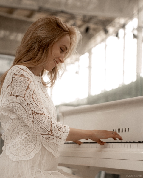 Беременная девушка за роялем
