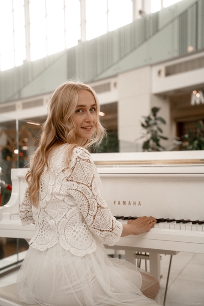 Беременная девушка за роялем